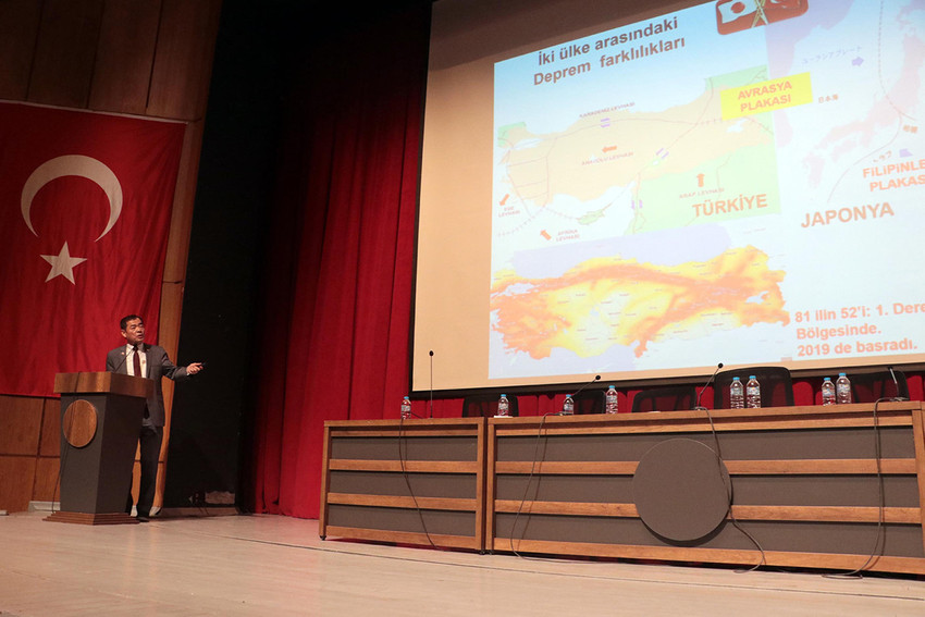 Japon deprem uzmanı Yoshinori Moriwaki 3 tarafı denizlerle çevrili Türkiye'nin 3 denizinde 3 metreyi bulabilecek tsunamiler meydana gelebileceğini açıkladı.