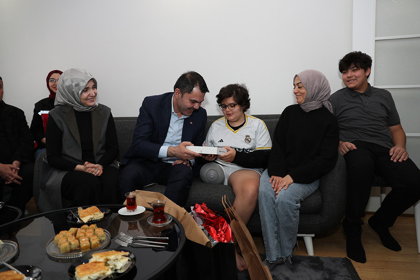 İstanbul Büyükşehir Belediye Başkan Adayı Murat Kurum, Gaziosmanpaşa’da yaşayan depremzede aileyi evinde ziyaret etti.