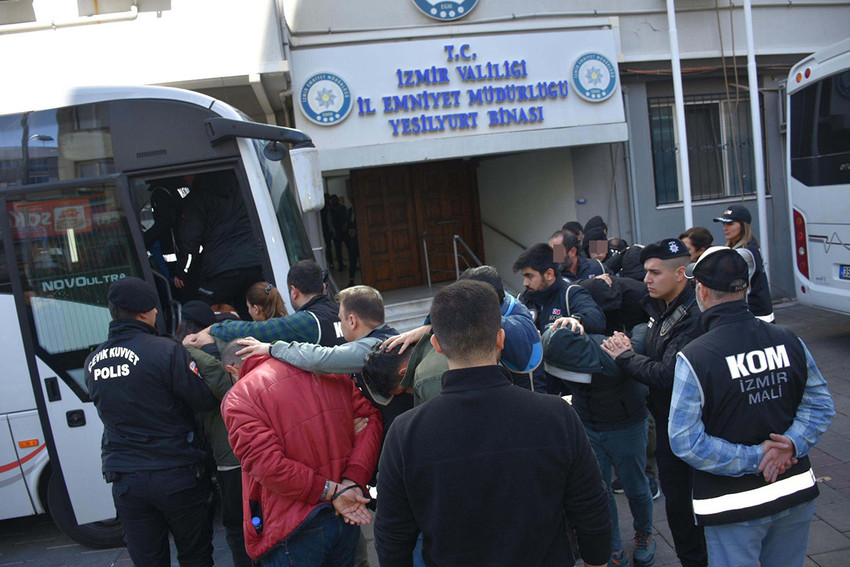 İzmir'de kurdukları holding aracılığıyla kâr payı dağıtma vaadiyle 3 binden fazla kişiyi 5 milyar TL'yi aşkın miktarda dolandırdıkları iddia edilen holding sahibi ile eşi tutuklandı.