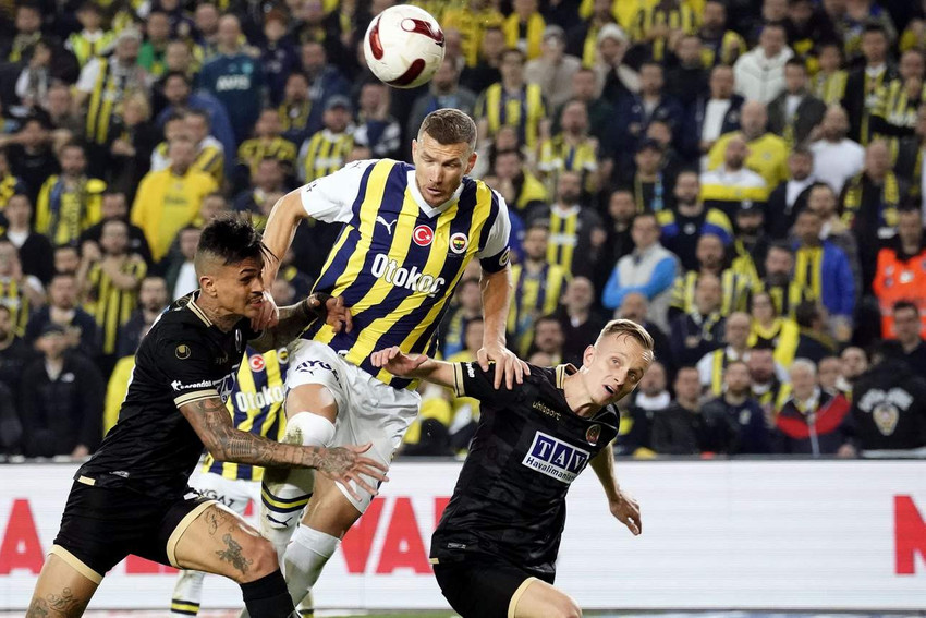 Fenerbahçe’nin Bosna Hersekli forveti Edin Dzeko, Alanyaspor maçında attığı golle Süper Lig’de gol sayısını 17’e çıkarırken, bu sezonki 21. golüne ulaştı.