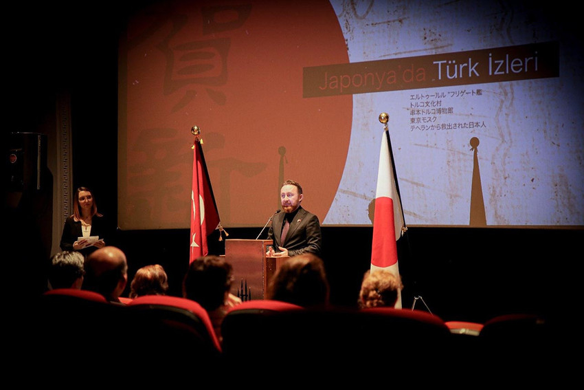 Japonya ve Türkiye arasındaki diplomatik ilişkilerin tesisinin 100.yıldönümü vesilesiyle Beyoğlu Sineması’nda geniş katılımlı olarak Japonya’da Türk İzleri Belgesel Filmi’nin gösterimi gerçekleştirildi. 