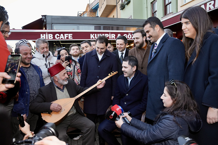 AK Parti'nin İstanbul Büyükşehir Belediye Başkan adayı Murat Kurum, Beşiktaş Ortaköy'de esnafın tezahüratlarıyla karşılandı.