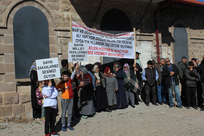 Kayseri’nin 2 bin 500 nüfuslu Sarımsaklı Mahallesi’nde yaşayan vatandaşlar, belediyeden hizmet almadıkları için yerel seçimlerde oy kullanmayacaklarını açıklayadak, eylem yaptı.
