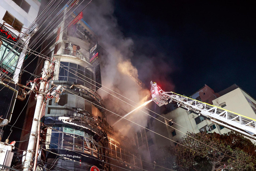 Bangladeş'in başkenti Dakka'da bir binanın 1 katında bulunan restoranda çıkan yangında 43 kişi yaşamını yitirdi.