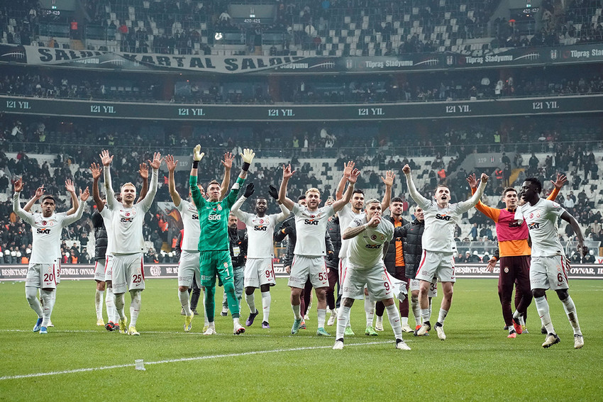 Süper Lig'te derbi haftasında gülen taraf Galatasaray oldu. Beşiktaş'ı Beşiktaş'ın stadında henüz maçın 2'nci dakikasında Al Musrati'nin ters bir kafa vuruşuyla kendi ağlarına gönderdiği golle öne geçen Galatasaray maçtan bu yolle 3 puanla ayrılan taraf oldu.