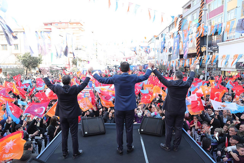 İstanbul Büyükşehir Belediye Başkan Adayı Murat Kurum, Sultanbeyli mitinginde vatandaşlara seslendi. Meydandaki kalabalığın 31 Mart seçimlerinde zaferi müjdelediğini söyleyen Kurum, ''Bu meydan; 'Reklam belediyeciliği değil, Gerçek Belediyecilik' diyor.'' dedi. 