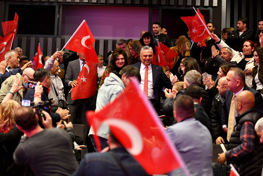 31 Mart yerel seçimlerinde CHP'den yeniden Muratpaşa Belediye Başkanlığı'na aday gösterilen Ümit Uysal, canlı yayında yeni projelerini açıkladı.