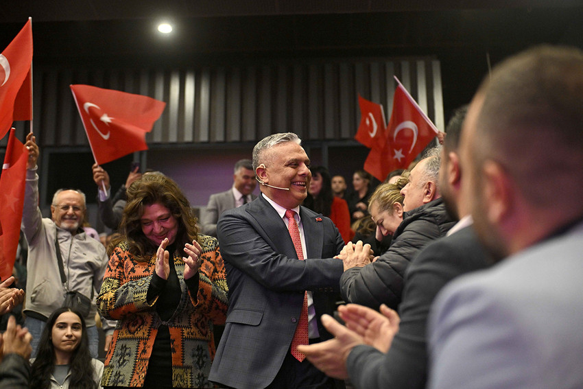 31 Mart yerel seçimlerinde CHP'den yeniden Muratpaşa Belediye Başkanlığı'na aday gösterilen Ümit Uysal, canlı yayında yeni projelerini açıkladı.