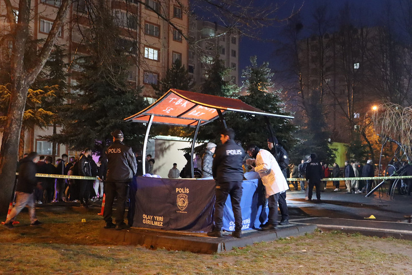 Kayseri'de bir parkta pompalı tüfekle vurulan 16 yaşındaki çocuk yaşamını yitirdi.