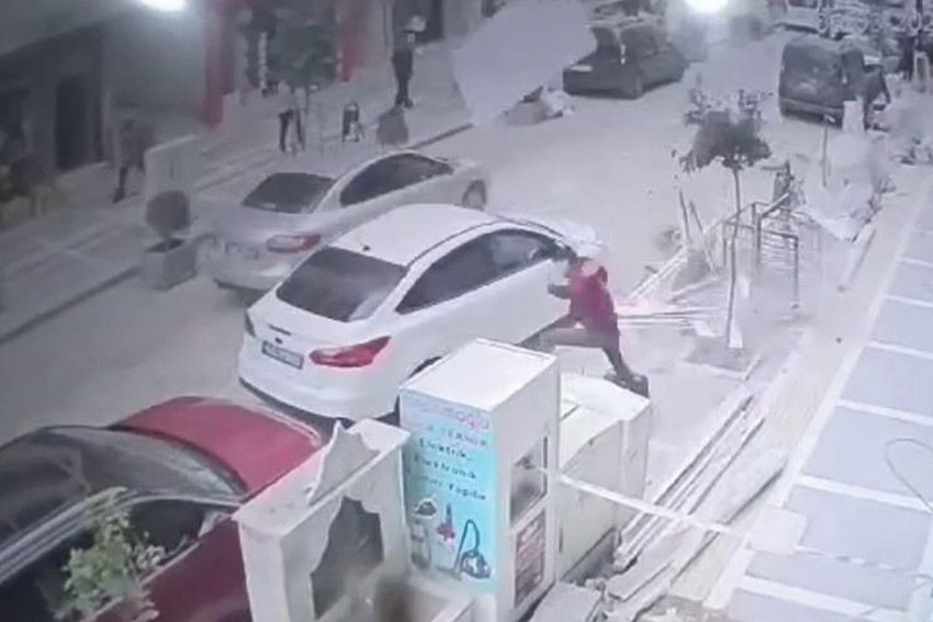 Mardin'in Kızıltepe ilçesinde meydana gelen kazada inşaat halindeki binaya kapı çeken inşaat asansörünün halatının kopmasıyla üzerine kapı düşen genç ağır yaralandı. Kaza anı güvenlik kamerasına yansıdı.