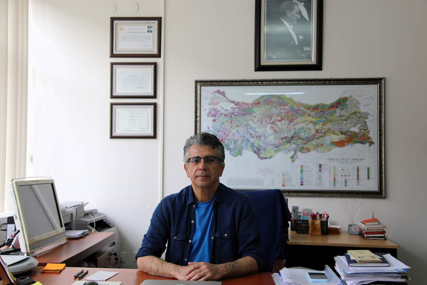 Prof. Dr. Kaan Şevki Kavak, Türkiye'nin en büyük deprem riski taşıyan noktalarını işaret ederken 