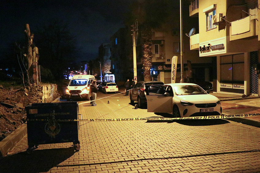 İzmir'de 17 yaşındaki bir çocuk uğradığı silahlı saldırı sonrasında hastanede yaşamını yitirdi. Şüpheliler H.T, Ö.T. ve H.B.T yakalanırken, zanlıların emniyetteki işlemleri devam ediyor.