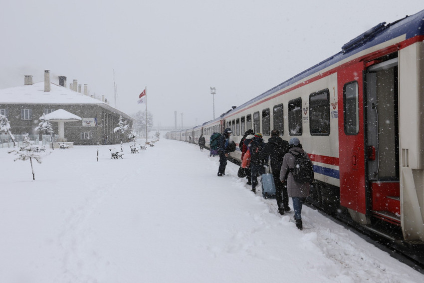 Doğu Ekspresi'ne alternatif olarak yeni bir turistik tren hattı hizmete giriyor. TCDD, Ankara-Tatvan turistik treni için biletlerin satışa sunulduğunu duyurdu. 