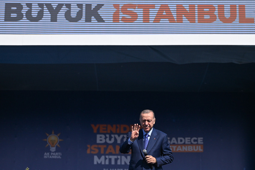 Cumhurbaşkanı Erdoğan, ''Yeniden Büyük İstanbul Mitingi'ne 650 bin kişinin katıldığını açıkladı. Katılımı az bulan Erdoğan, ''Biz 1,5 milyona alıştık ama durmuyoruz.'' diye konuştu.