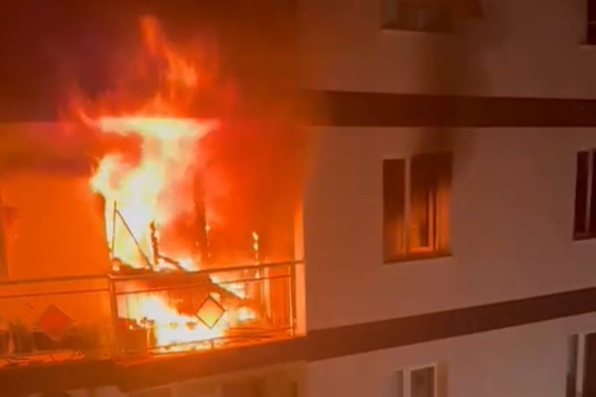 İzmir'in Bornova ilçesinde bir apartman dairesinde çıkan yangında, 1 kişi hayatını kaybederken 3 kişi dumandan etkilendi. Yangında alevler arasında kalan babası için çığlık atan kadının feryatları yürek dağladı.