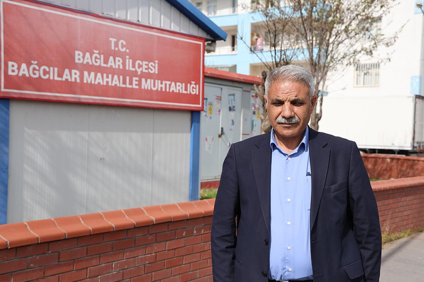 4 il ve 804 ilçeden daha kalabalık olan Diyarbakır'ın Bağlar ilçesinin Bağcılar Mahallesi'nde 16 rakibini geride bırakan muhtar, ikinci kez seçilerek yardımcı talebinde bulundu.