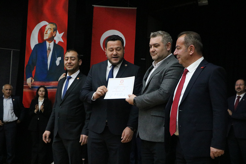 Bolu'da ikinci kez Belediye Başkanı seçilen CHP'li Tanju Özcan, mazbatasını aldıktan sonra daha önce 4 kez de Bolu milletvekili seçildiğini hatırlatarak 