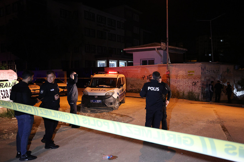 Adana'da üniversite öğrencisi genç kız otomobiline bindiği sırada kimliği belirsiz 1 şüphelinin tabancalı saldırısında ayağından yaralandı. Ece hastaneye kaldırılırken, olay yerinde 15 adet boş kovan bulundu.