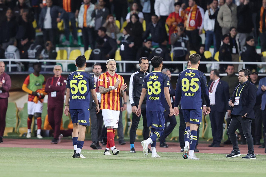 Süper krize dönüşen Süper Kupa finalinde Galatasaray ile Fenerbahçe'nin arasındaki mücadelede Fenerbahçe U19 takımı ile sahaya çıkarken, maçın daha ilk dakikasında Galatasaray'ın attığı gol sonrasında Fenerbahçe sahayı terk etti.