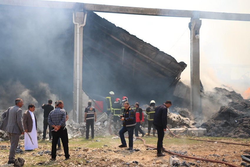 Şanlıurfa'da bir tekstil fabrikasında çıkan yangın, itfaiye ekiplerinin müdahalesiyle kontrol altına alındı. 