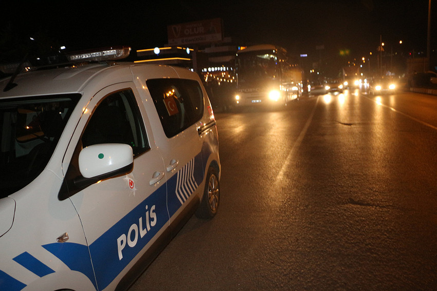 Şanlıurfa'dan Samsun'a giden yolcu otobüsünde kırdığı soda şişesiyle muavini rehin alan zanlı polis operasyonu ile gözaltına alındı.