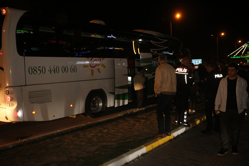 Şanlıurfa'dan Samsun'a giden yolcu otobüsünde kırdığı soda şişesiyle muavini rehin alan zanlı polis operasyonu ile gözaltına alındı.