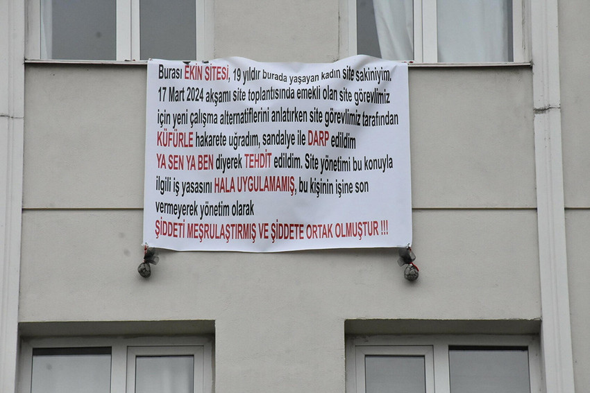 İzmir'de apartman görevlisinin saldırısına uğradığını iddia eden bir kadın sesini duyurmak için evinin camına pankart asıp başına gelenleri anlattı.