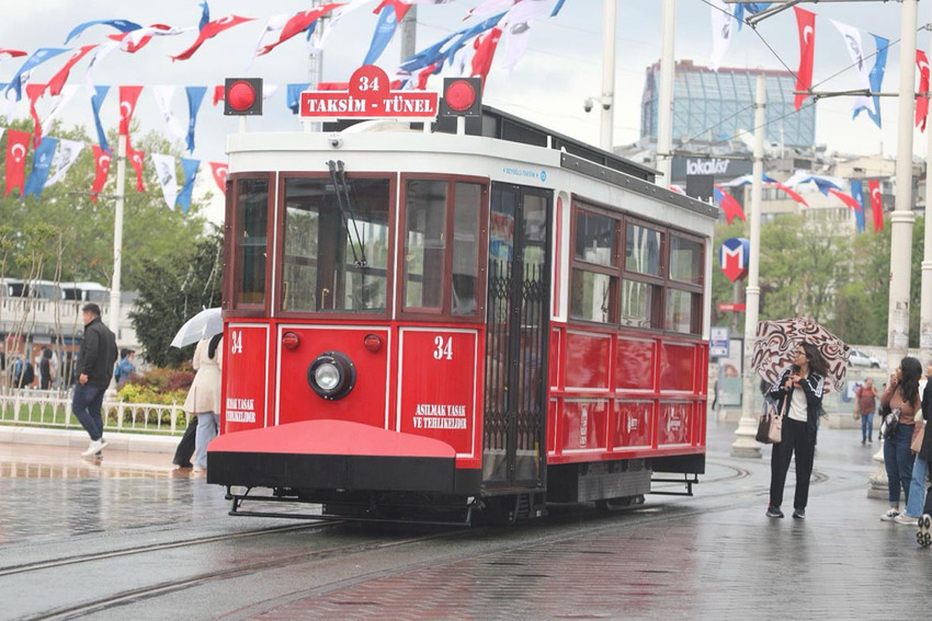 İstanbul'un en işlek noktalarından İstiklal Caddesi'nde nostaljik tramvay yerine bataryalı tramvay projesi hayata geçirilecek.