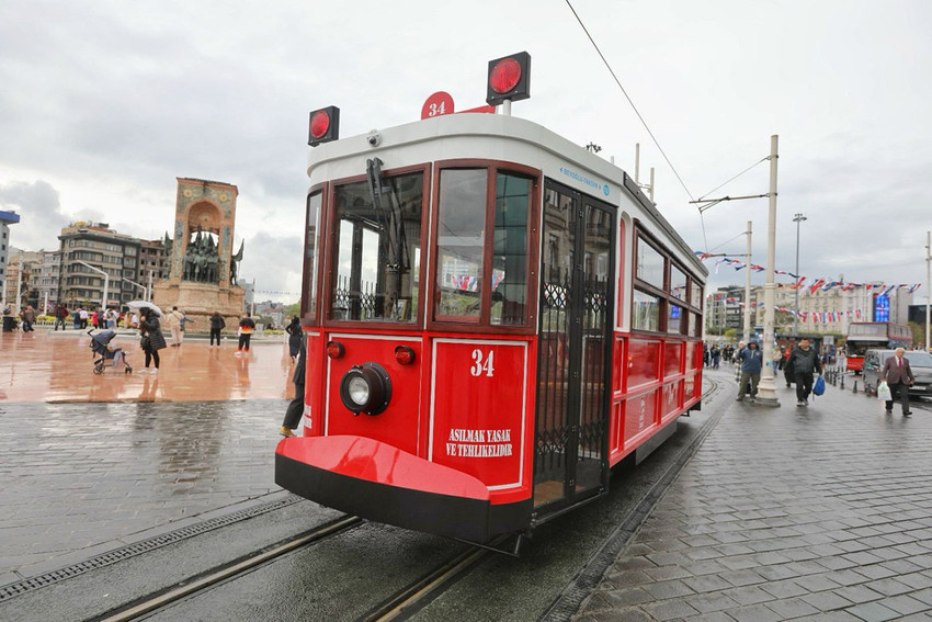 İstanbul’un en önemli caddelerinden olan Beyoğlu İlçesi’ndeki İstiklal Caddesi ve bu caddede hizmet veren tek ulaşım aracı olan Nostaljik Tramvay, İstanbul’un ve Türkiye’nin en sembolik ulaşım araçlarından biri. 