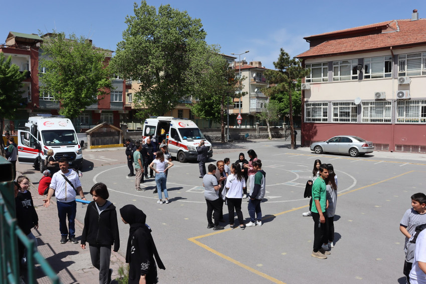 Kayseri'nin Kocasinan ilçesinde bir okuldaki 23 öğrenci yedikleri köfte ekmekten zehirlendi. 