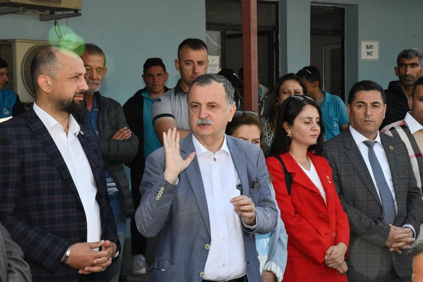 Manisa'nın Yunusemre Belediye Başkanı Semih Balaban, 1 Mayıs İşçi Bayramı'nda işçilere 2 bin TL ikramiye vereceklerini duyurdu. 