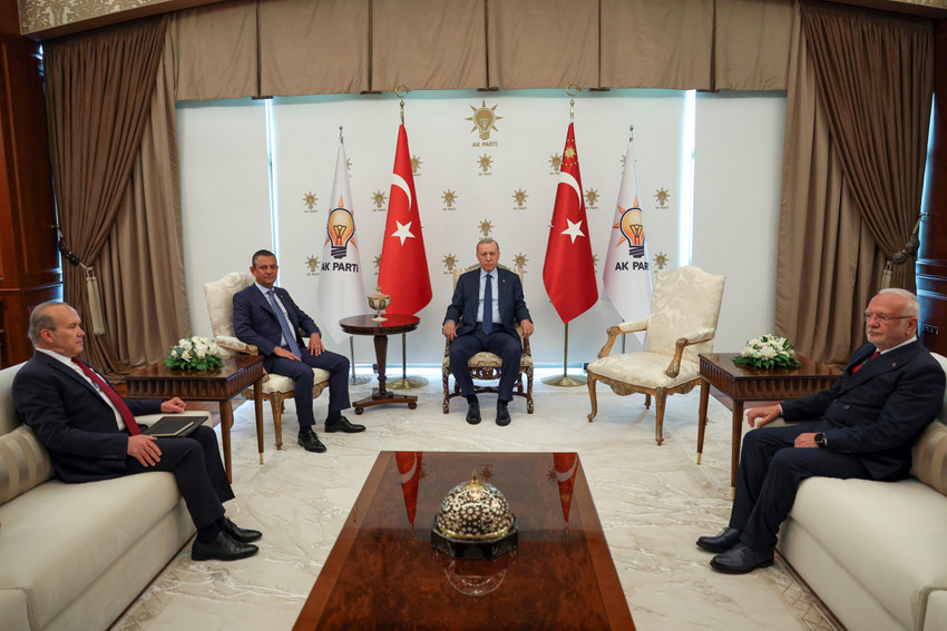 Cumhurbaşkanı Erdoğan ile CHP Genel Başkanı Özgür Özel arasındaki görüşmenin detayları ortaya çıktı. Erdoğan'ın Özel'e ''Sizin başkanlığınızda ivmelenen bir süreç var'' diyerek övgüde bulunduğu öğrenildi. 