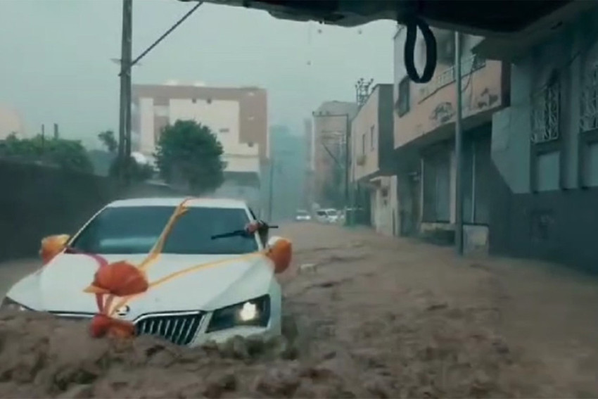 Şırnak'ın Cizre ilçesinde dün etkili olan sağanak yağış nedeniyle yollar göle döndü. Sel sırasında bir gelin arabasının güçlükle ilerlediği anlar kameraya yansıdı.