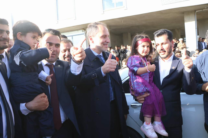 Yerel seçimlerde aldığı oylarla dikkat çeken Refah Partisi'nin yeni projesi belli oldu. YRP lideri Erbakan "Refah Marketleri" kuracaklarını açıkladı.