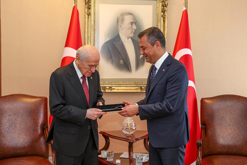 CHP lideri Özgür Özel ile MHP Genel Başkanı Devlet Bahçeli bir araya geldi. İki liderin görüşmesi 40 dakika sürdü.