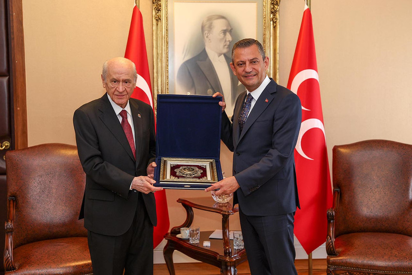 CHP lideri Özgür Özel ile MHP Genel Başkanı Devlet Bahçeli bir araya geldi. İki liderin görüşmesi 40 dakika sürdü.