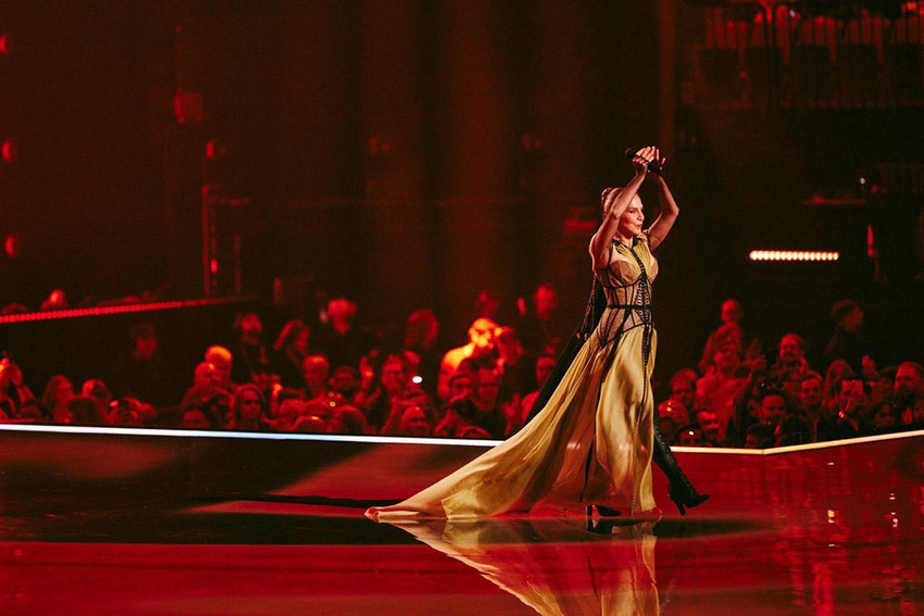 2003 yılında Eurovision'da birinci olan Sertab Erener, bu akşam yapılan ikinci yarı finalde konuk şarkıcı olarak sahneye çıktı.