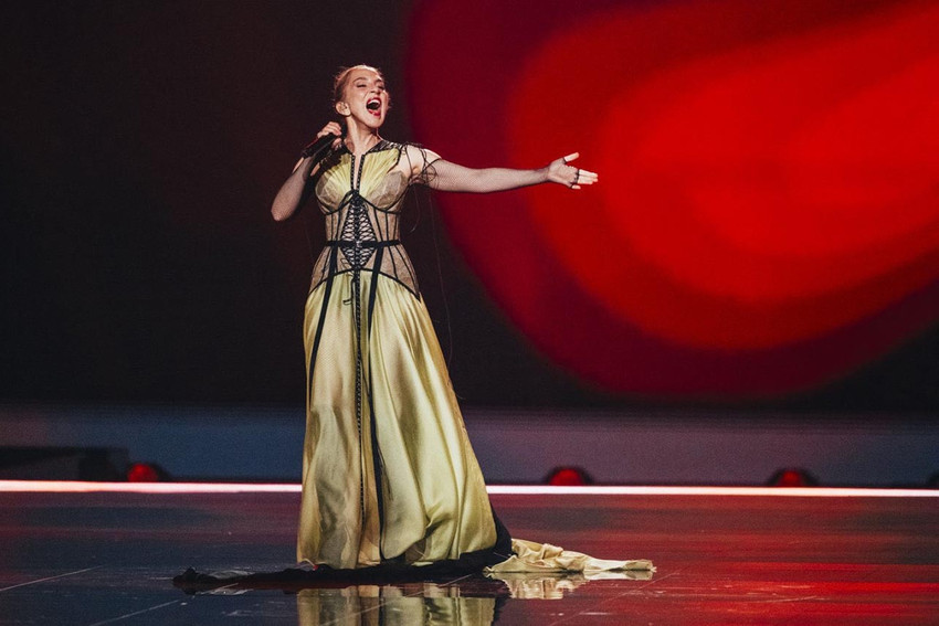 2003 yılında Eurovision'da birinci olan Sertab Erener, bu akşam yapılan ikinci yarı finalde konuk şarkıcı olarak sahneye çıktı.
