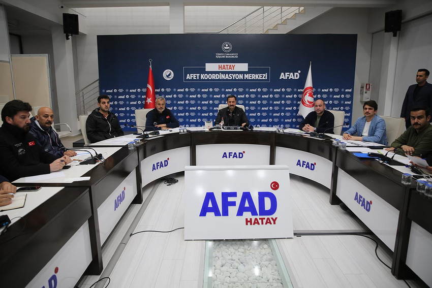 Hatay'ın Antakya ilçesinde yoğun yağışla yollar göle döndü, bazı konteynerleri su bastı. Hatay'ın merkez Antakya ve Defne ilçelerinde sağanak nedeniyle eğitime 1 gün ara verildi.