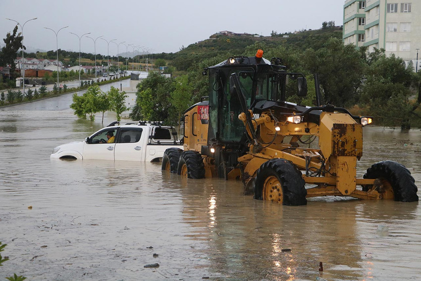 Hatay'ın Antakya ilçesinde yoğun yağışla yollar göle döndü, bazı konteynerleri su bastı. Hatay'ın merkez Antakya ve Defne ilçelerinde sağanak nedeniyle eğitime 1 gün ara verildi.