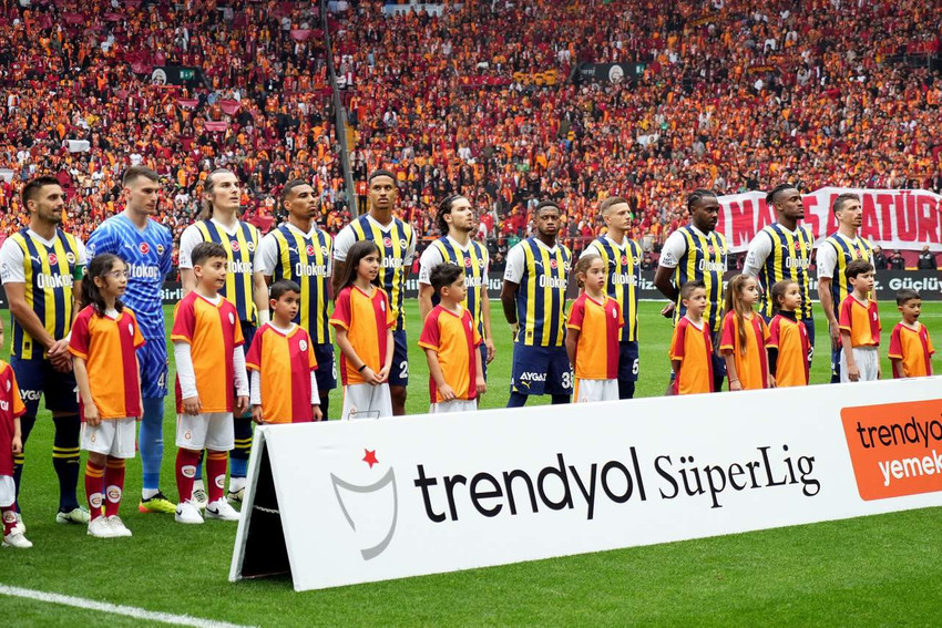 Fenerbahçe Teknik Direktörü İsmail Kartal, ligde son oynanan Kayserispor müsabakası 11’ine göre Galatasaray karşısında iki değişiklik ile çıktı.