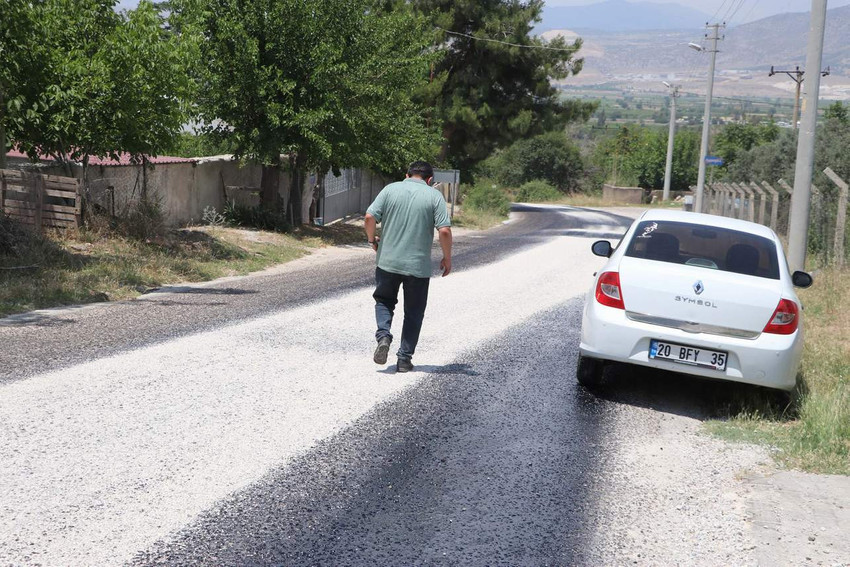 Türkiye genelinde mevsim normallerinin üzerinde seyreden hava sıcaklıkları pek çok ilimizde olduğu gibi Denizli'de de vatandaşlara zor anlar yaşattı. Aşırı sıcakalr nedeniyle kara yolundaki asfaltın bazı yerlerinde erimeler oldu, ayakkabılar asfalta yapıştı, sürücüler ise zor anlar yaşadı.