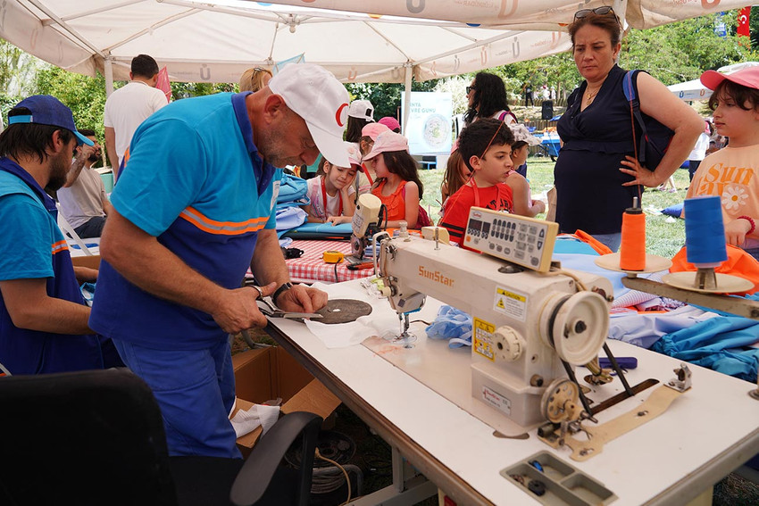 Kız Kulesi ve Salacak Sahili'nde dalgıçlar deniz dibi temizliği yaparak, topladıkları atıkları kıyıda sergiledi.