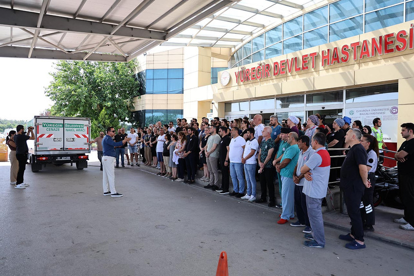 Adana'da bir kişi, boşandığı eski eşini otomobilde başından vurarak öldürüp, aynı silahla intihar etti.