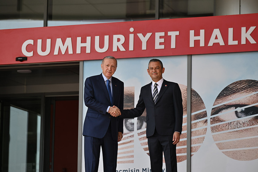 Cumhurbaşkanı Erdoğan ile CHP Genel Başkanı Özgür Özel, CHP Genel Merkezi'nde bir araya geldi. Erdoğan, 18 yıl aradan sonra ilk kez CHP'yi ziyaret etti.