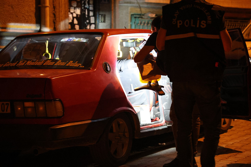 Konya'da araç içerisinde göğsünden vurulmuş halde bulunan 28 yaşındaki genç kız, hastaneye kaldırılarak tedavi altına alındı.