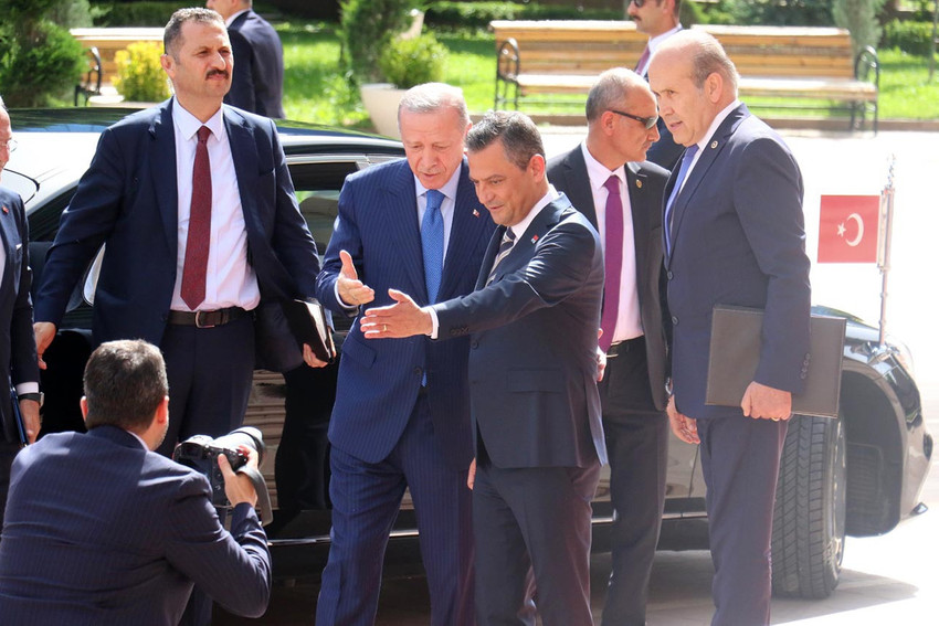Cumhurbaşkanı Erdoğan ile CHP Genel Başkanı Özgür Özel, CHP Genel Merkezi'nde bir araya geldi. Erdoğan, 18 yıl aradan sonra ilk kez CHP'yi ziyaret etti.