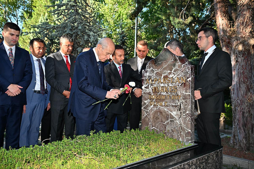 MHP lideri Devlet Bahçeli erken seçim tartışmalarına ilişkin, ''Bütün seçimler geçmiştir. 2028'e kadar olan süre içinde Cumhur İttifakı'nın önünde 4 önemli yıl bulunmaktadır.'' dedi.