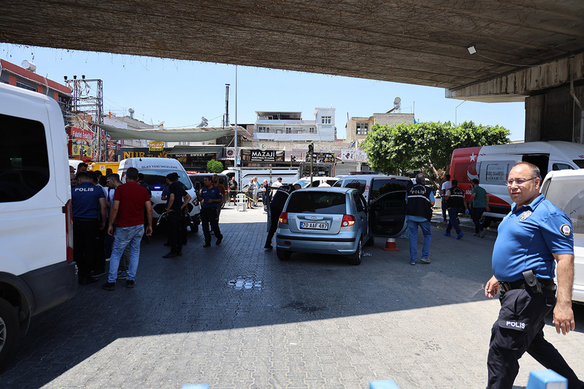 Adana'da hakkında uzaklaştırma kararı olduğu öğrenilen bir uzman çavuş, eşini silahla vurarak öldürdü. Öte yandan eşini öldüren uzman çavuş olay yerine gelen polisle de çatıştı.