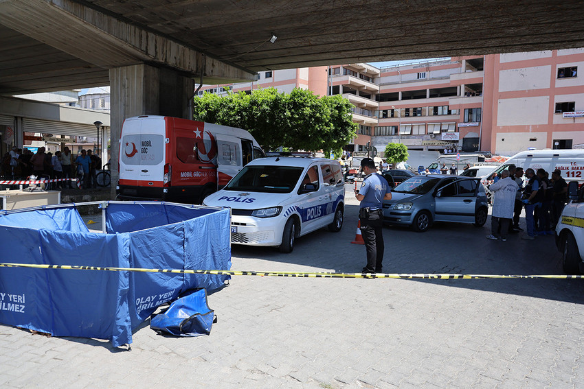 Adana'da hakkında uzaklaştırma kararı olduğu öğrenilen bir uzman çavuş, eşini silahla vurarak öldürdü. Öte yandan eşini öldüren uzman çavuş olay yerine gelen polisle de çatıştı.